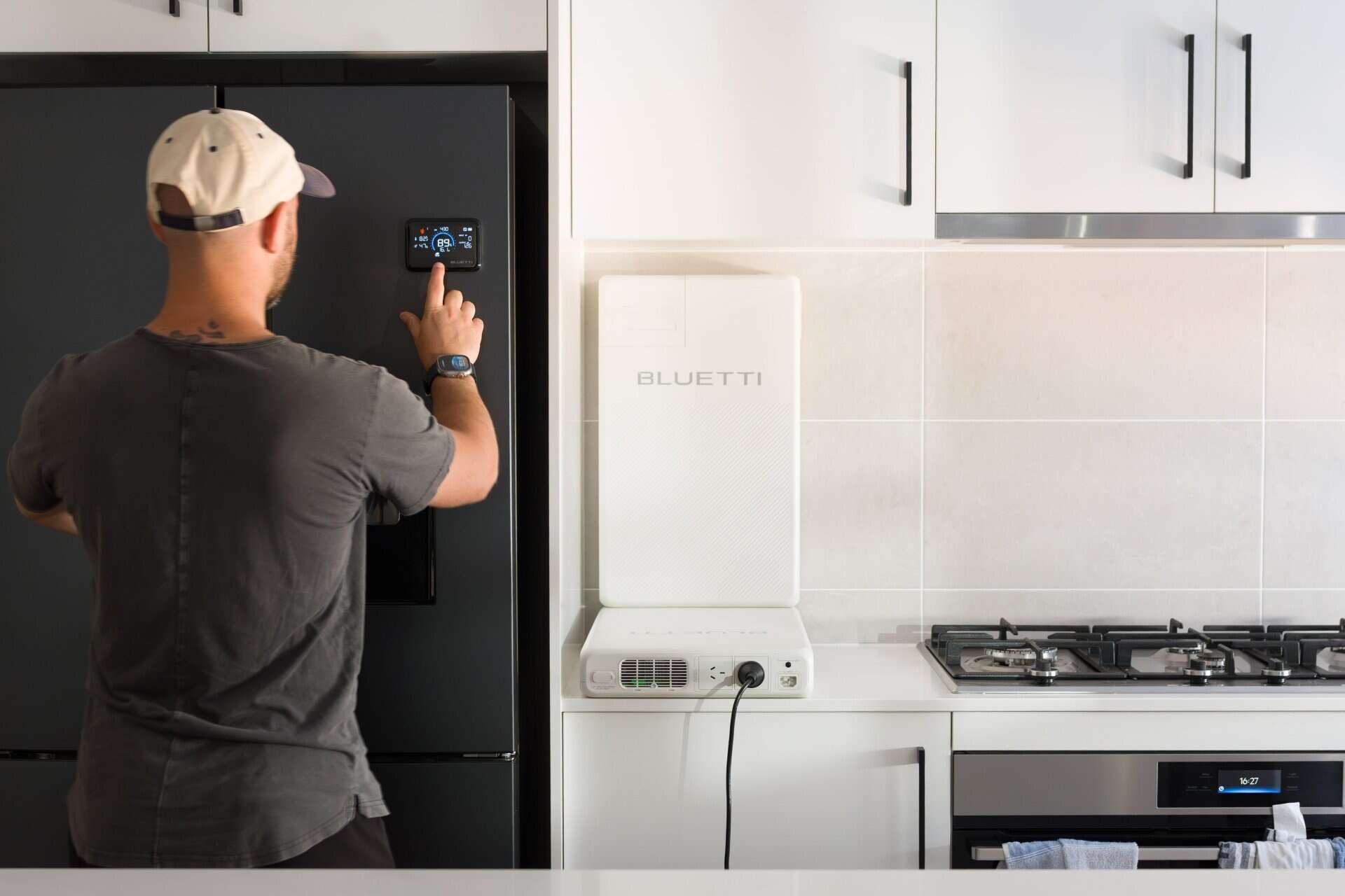 Le système de stockage d'énergie ultra-plat BLUETTI FridgePower installé dans un van