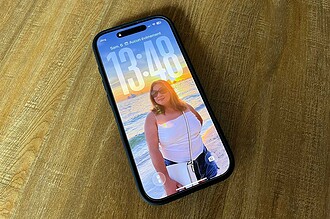 L'iPhone 17 posé sur une table
