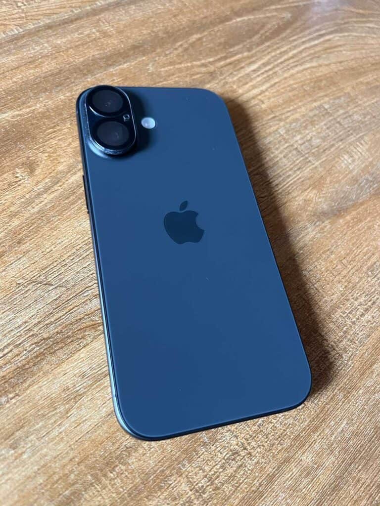 L'iPhone 17 posé sur une table
