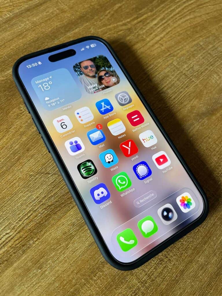 L'iPhone 17 posé sur une table