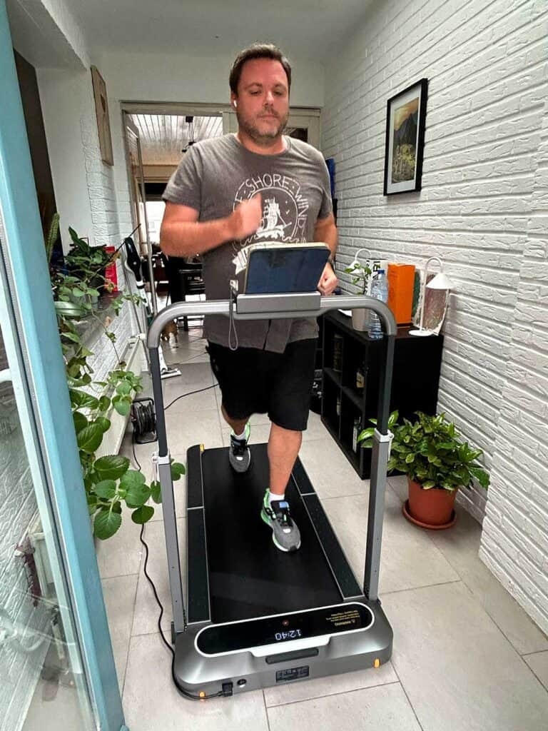 Un homme qui court sur le WalkingPad R2