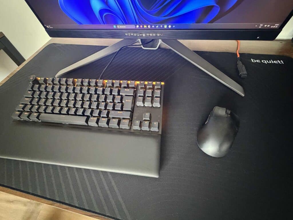Le be quiet Light Mount TKL posé sur un bureau gaming