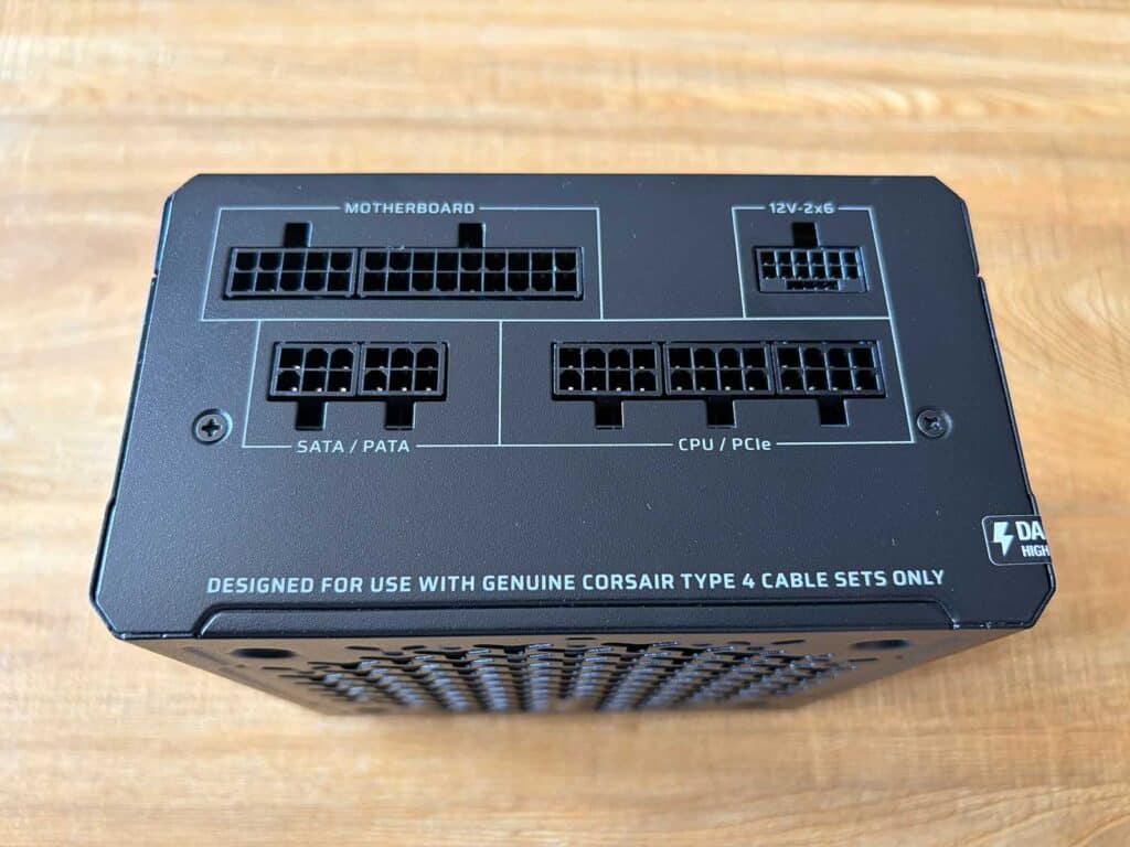 Gros plan sur les connecteurs de la Corsair RM850e
