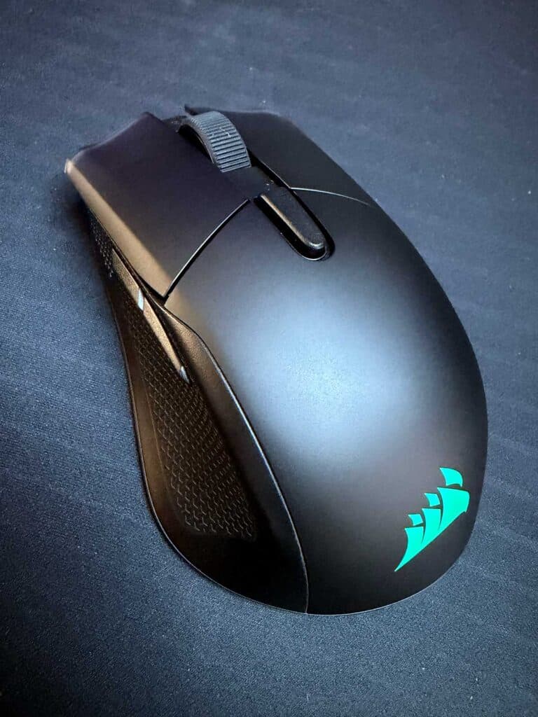 La souris Corsair Harpoon v2 Wireless posée sur un tapis
