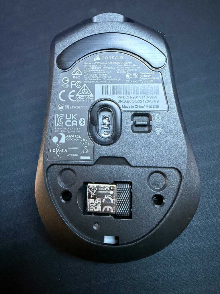 Gros plan sur le ventre de la souris Corsair Harpoon v2 Wireless