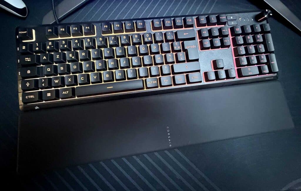 Le Corsair SKIFF 100 PLUS sur un bureau