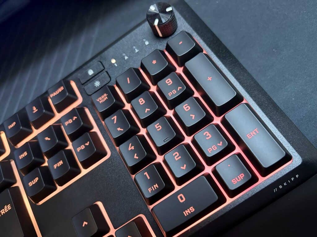 Gros plan sur le Corsair SKIFF 100 PLUS