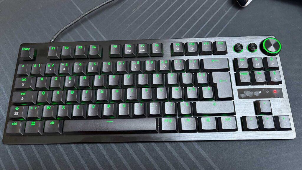 Le Razer Huntsman V3 Pro Low-Profile posé sur un bureau