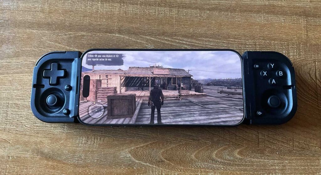 La manette Razer Prio installée sur un téléphone