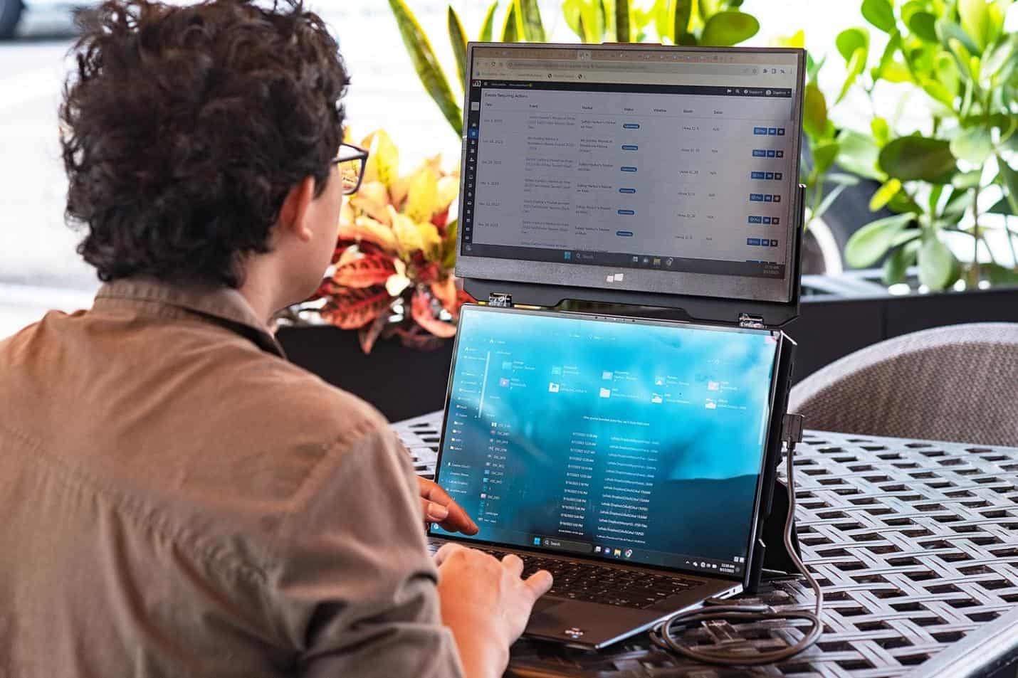 Écran portable Duex Float de Mobile Pixels en utilisation bureau