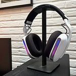 L'Oniverse Polaris posé sur un support pour casque