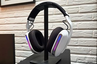 L'Oniverse Polaris posé sur un support pour casque