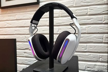 L'Oniverse Polaris posé sur un support pour casque