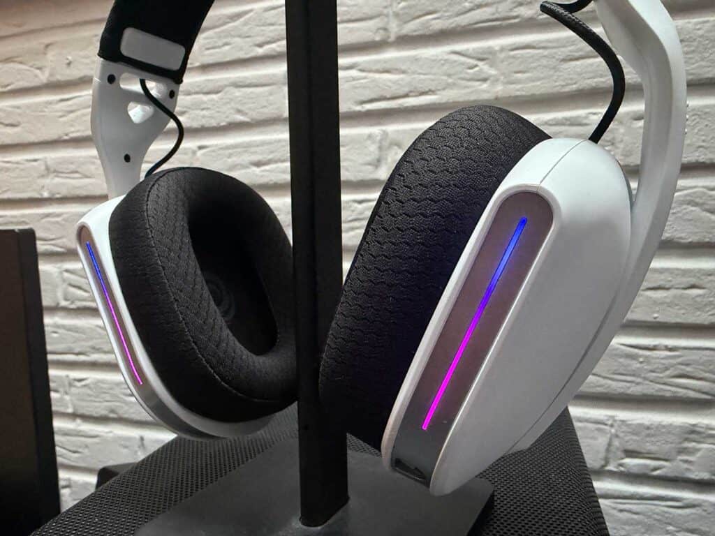 L'Oniverse Polaris posé sur un support pour casque