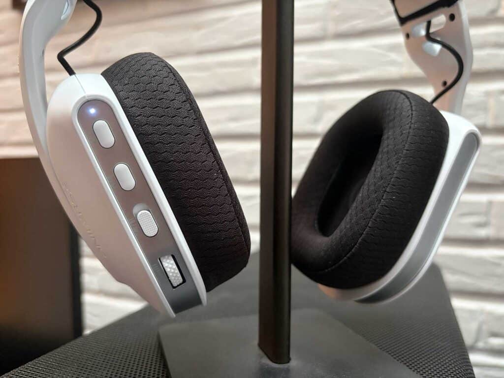 L'Oniverse Polaris posé sur un support pour casque