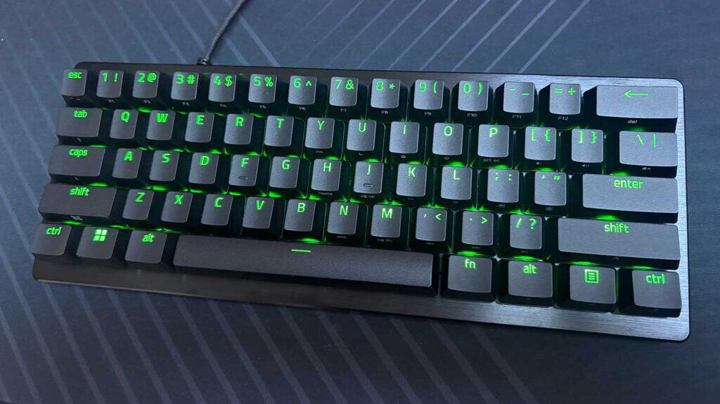 Le Razer Huntsman V3 Pro Mini 8KHz posé sur un bureau