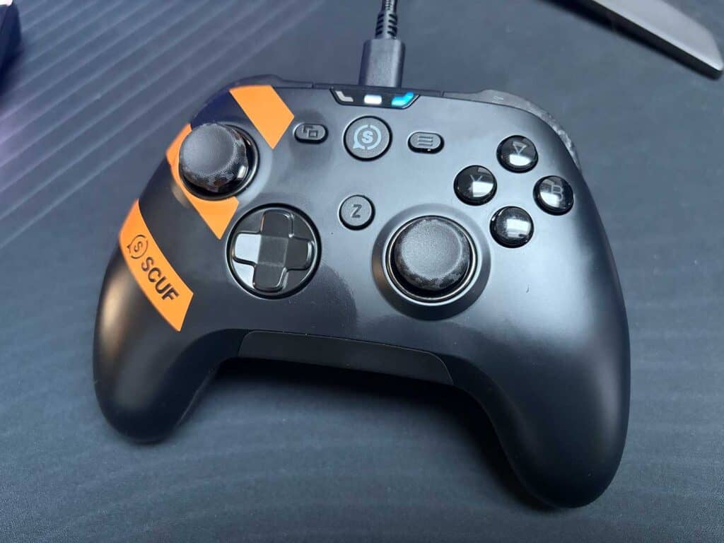 La SCUF Nemesis Pro 8K PC Wired posée sur un bureau