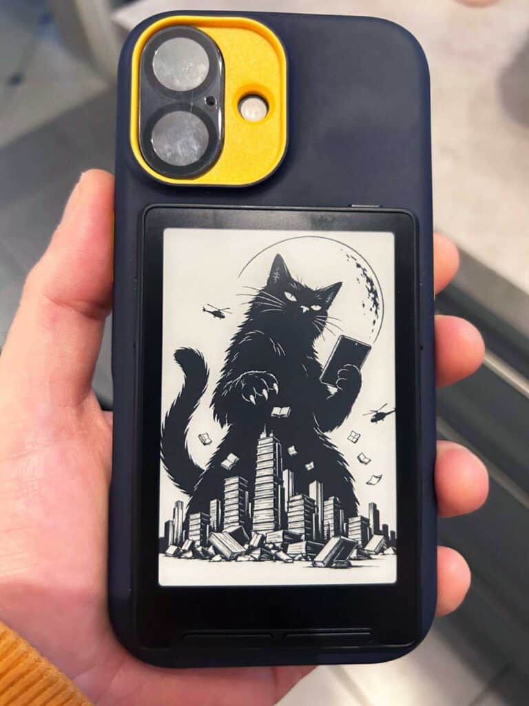 La Xteink X3 au dos d'un iPhone