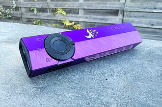 La lampe Olight ArkPro posée sur un muret