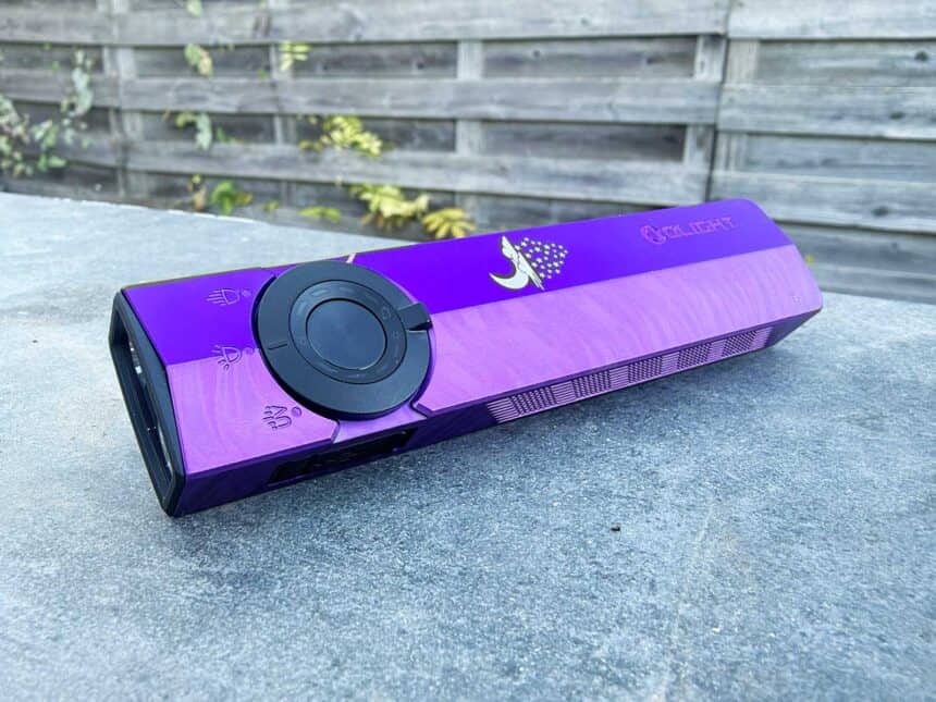 La lampe Olight ArkPro posée sur un muret