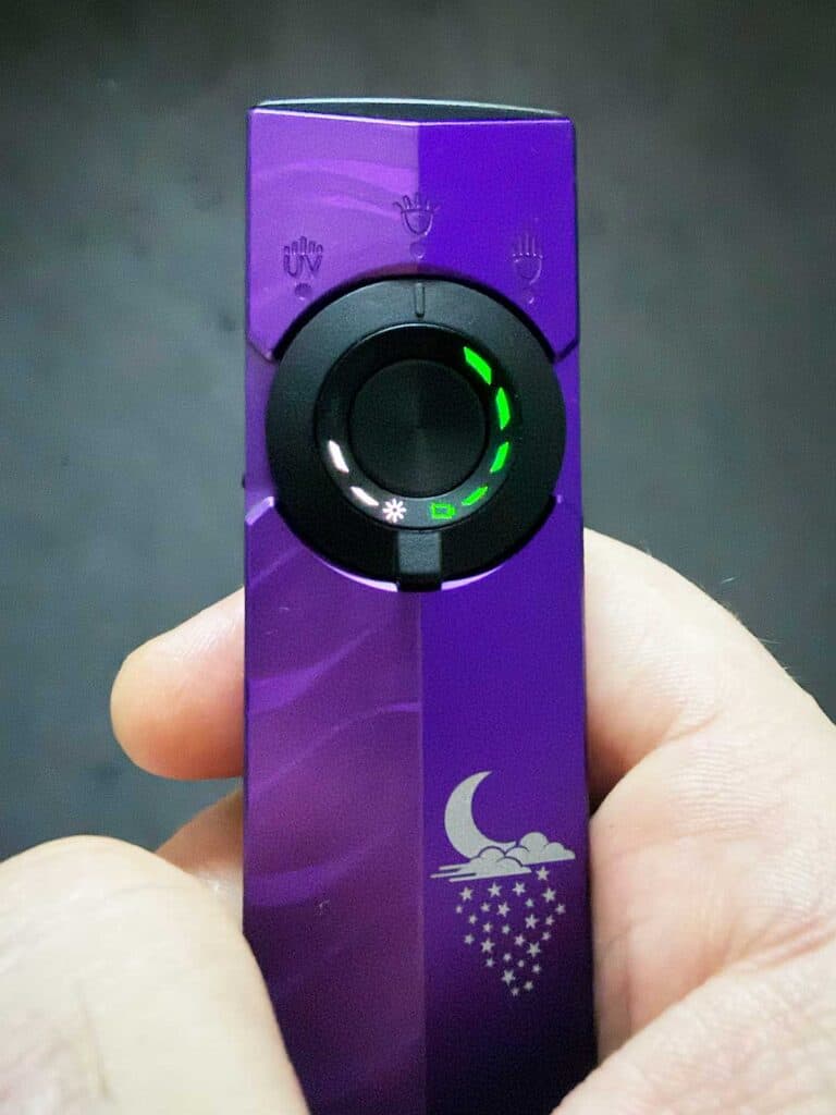 La lampe Olight ArkPro posée sur un muret