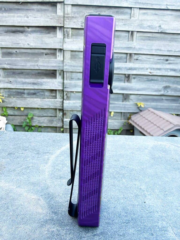 La lampe Olight ArkPro posée sur un muret